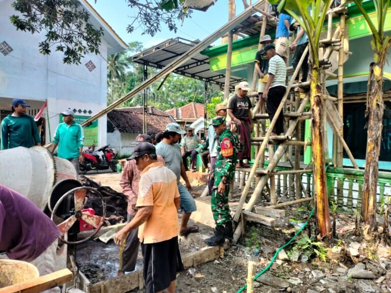 Gotong Royong Berkah, Babinsa dan Warga Salak Kompak Bangun Kubah Masjid