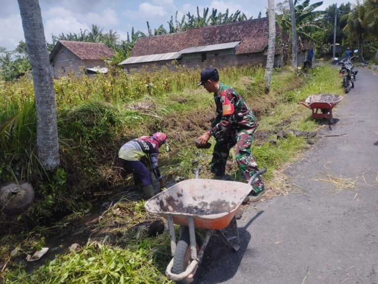 Babinsa Nguter Kawal Pembangunan Plengsengan Bersama Warga untuk Tingkatkan Infrastruktur Desa