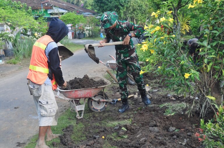 Sinergi Satgas TMMD Ke-126 Kodim 0818/Malang dan Warga Wujudkan Kekompakan dalam Pembangunan Drainase di Ampelgading