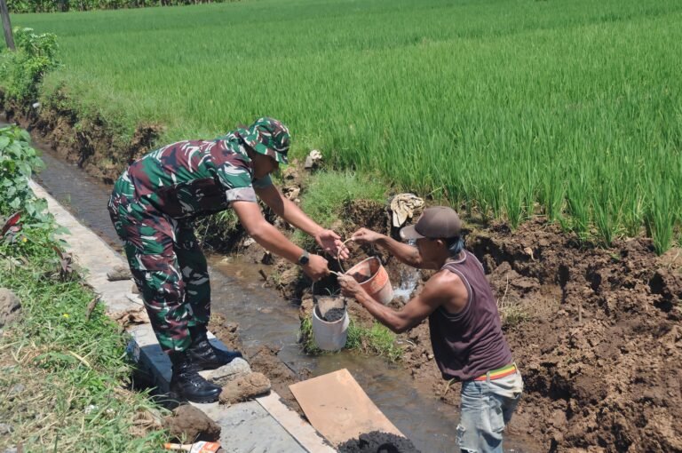 Semangat Kebersamaan Satgas TMMD 126 dan Warga Wujudkan Pembangunan Plengsengan Irigasi di Lebakharjo