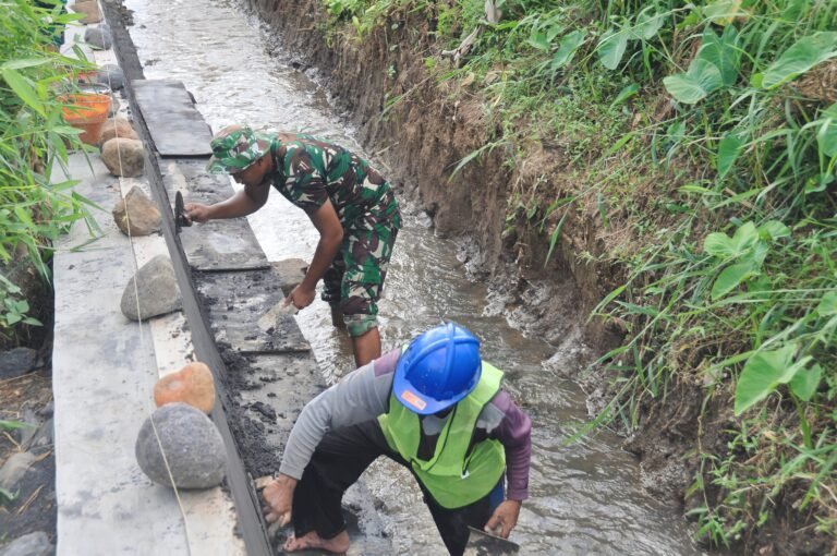 Kemanunggalan TNI-Rakyat: TMMD 126 Perkuat Akses Irigasi di Dusun Krajan 2