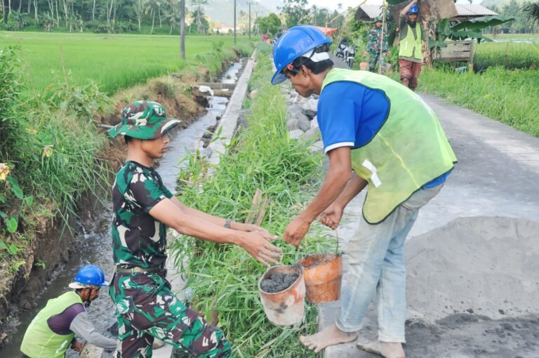 Satgas TMMD ke-126 Kodim 0818/Malang Bersama Warga Tingkatkan Saluran Irigasi di Desa Lebakharjo