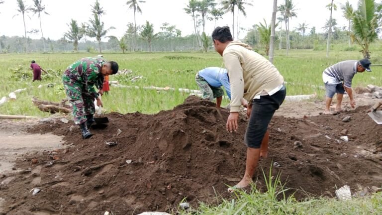 Kebersamaan Tak Luntur, Babinsa dan Warga Tumpeng Timur Bekerja Sama Benahi Infrastruktur Desa