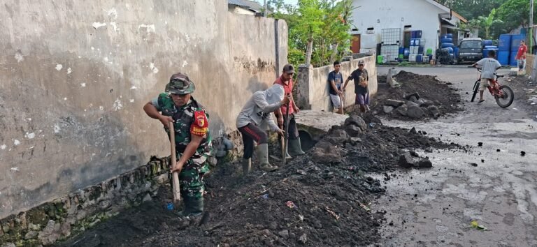 Wujudkan Desa Tangguh, Babinsa Pulo dan Warga Gencarkan Pembersihan Saluran Air