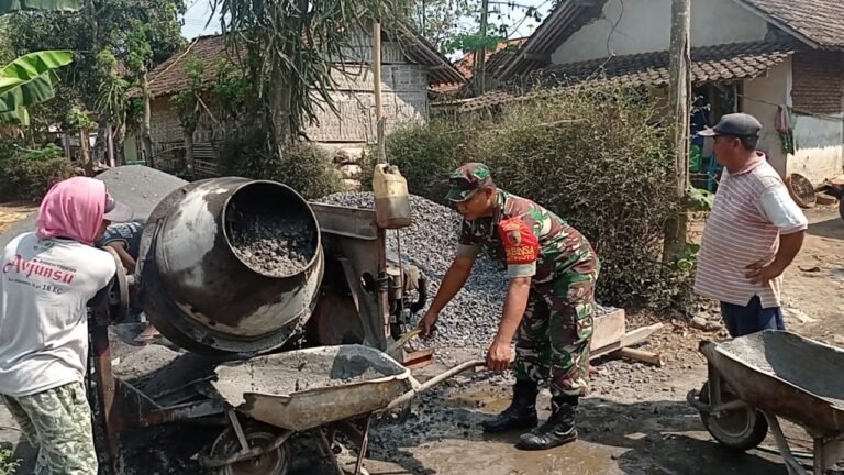Babinsa Jatiroto Dampingi Warga Kerja Bakti Pembangunan Jalan Rabat Beton