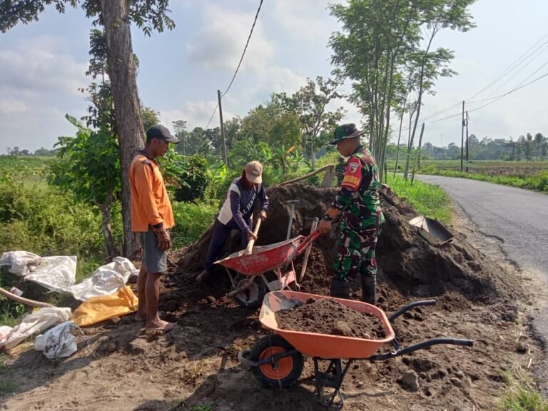 Babinsa Mangunsari dan Warga Gotong Royong Perbaiki Jalan Menuju Sawah
