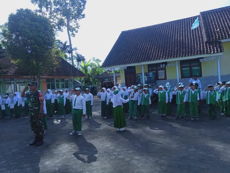 Babinsa Oro Oro Ombo Berikan Materi Wawasan Kebangsaan dan PBB kepada Siswa MI Nurul Islam