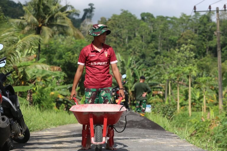 Satgas TMMD ke-126 Kodim 0818/Malang-Batu Maksimalkan Pembuatan Drainase di Desa Lebakharjo