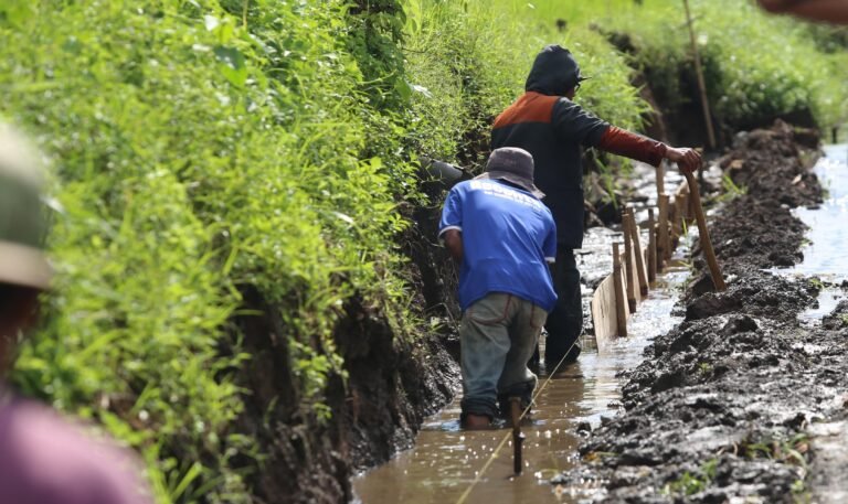 Satgas TMMD dan Warga Bersatu Pasang Penahan Air untuk Pembangunan Drainase di Desa Lebakharjo