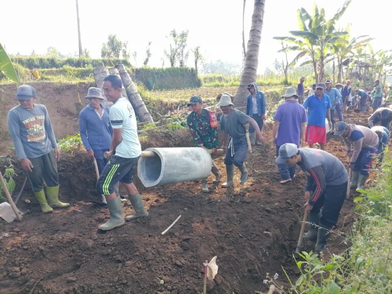 Dukung Pertumbuhan Ekonomi, Babinsa Bantu Warga Buka Jalan Baru di Pasrujambe
