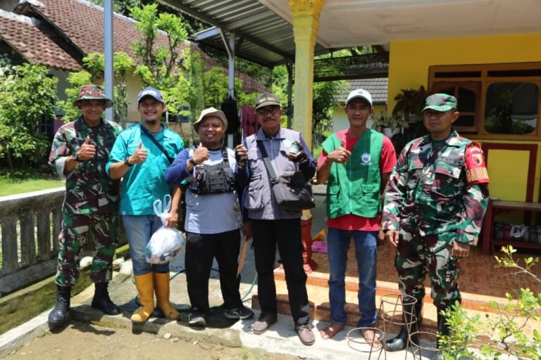 Sentuhan Kemanusiaan Satgas TMMD ke-126: Vaksinasi Hewan Ternak Wujud Kepedulian terhadap Kesehatan Masyarakat.