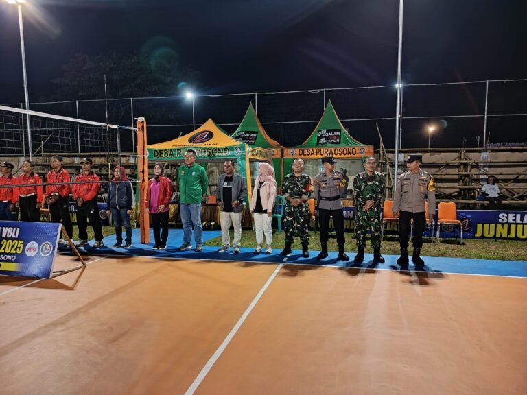 Kekompakan Babinsa dan Bhabinkamtibmas Purwosono Amankan Pembukaan Turnamen Voli Sumpah Pemuda Cup 2025