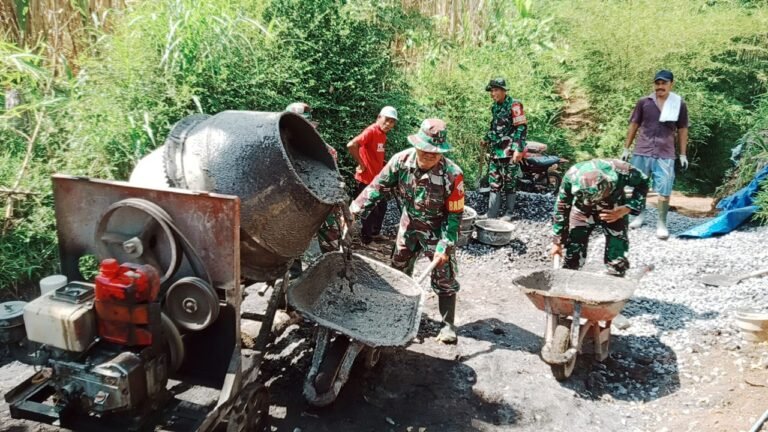 Perkuat Kemanunggalan, Babinsa Jatisari Dampingi Warga Rabat Beton Jalan Desa