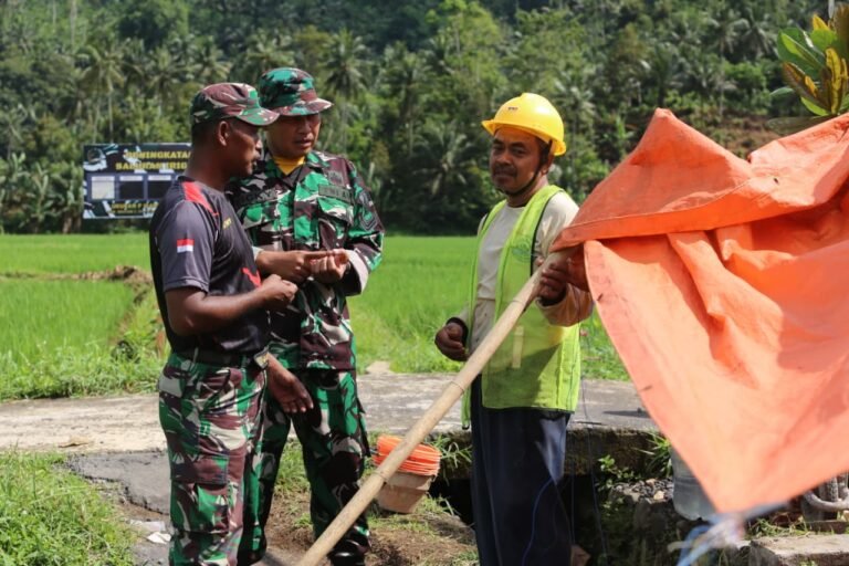 Koordinasi Tanpa Henti, TMMD 126 Malang-Batu Lanjutkan Pengerjaan Drainase di Lebakharjo 