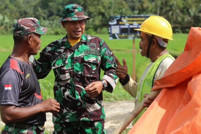 Satgas TMMD ke-126 dan Warga Lebakharjo Gotong Royong Bangun Saluran Irigasi untuk Tingkatkan Produktivitas Pertanian