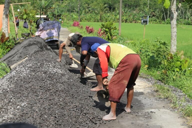Gotong Royong Wujud Nyata Kemanunggalan TNI dan Rakyat di TMMD ke-126 Kodim 0818/Malang-Batu
