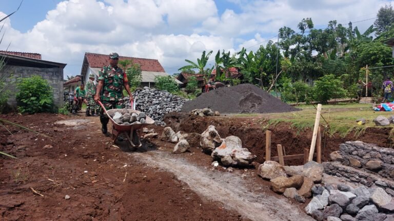 Cegah Longsor, Babinsa Bodang Aktif Dampingi Pengerjaan Talud di Dusun Kayu Gedang