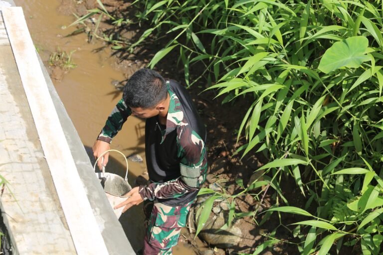 Satgas TMMD Kodim 0818 Tunjukkan Keahlian dalam Pembuatan Drainase di Lebakharjo