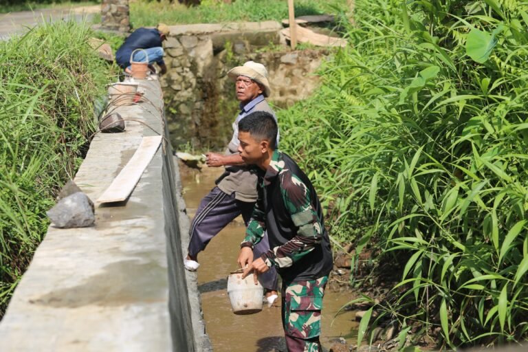 Letda Arm Setyo Dampingi Satgas TMMD dan Warga Wujudkan Drainase Demi Kelancaran Akses Warga Lebakharjo