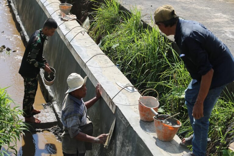 Kekompakan TNI dan Warga Wujud Nyata Semangat Gotong Royong di TMMD ke-126 Kodim 0818/Malang