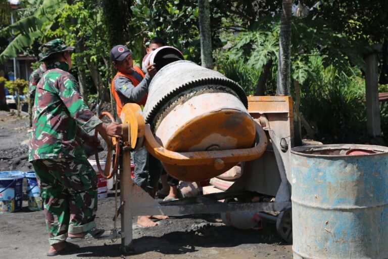 Molen Jadi Andalan Satgas TMMD ke-126 Kodim 0818/Malang-Batu dalam Percepatan Pembuatan Drainase di Lebakharjo