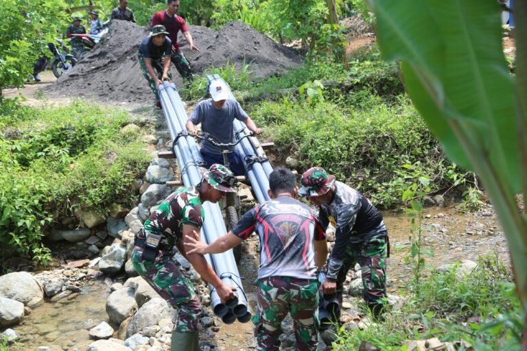 Sungai Bukan Penghalang, Tapi Tantangan: Prajurit TNI Antar Pipa untuk Rakyat di Medan Sulit.