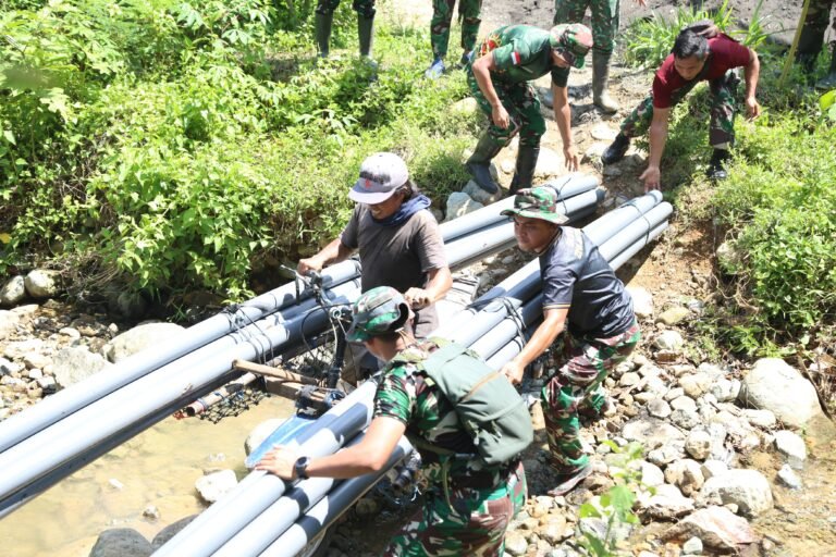Sertu Muhamad Ibra Bantu Warga Sukseskan Pipanisasi di Medan Sulit