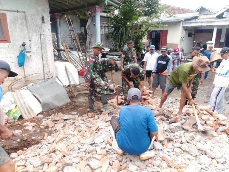 Wujud Nyata Kepedulian, Babinsa Ranuyoso dan Warga Gotong Royong Renovasi Rumah Janda Lansia”