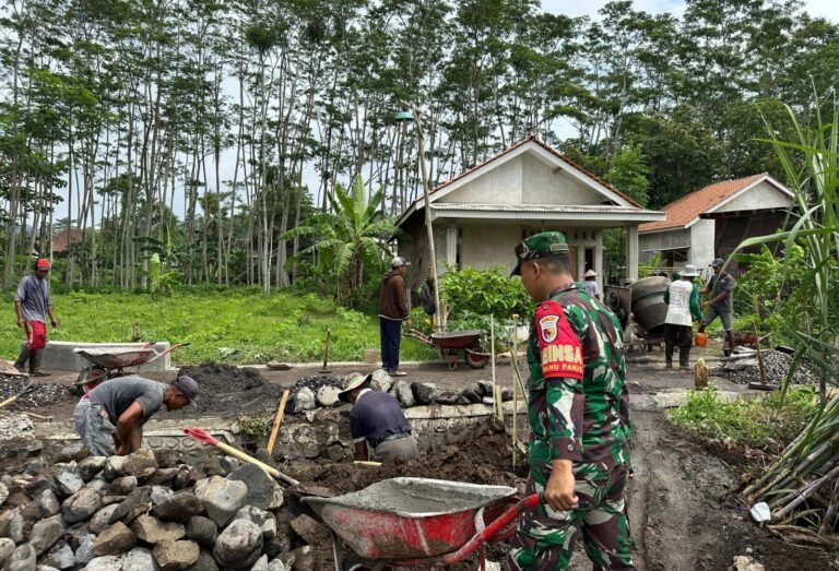 Tingkatkan Binter, Babinsa Ranupakis Dukung dalam Pembangunan Jalan Desa