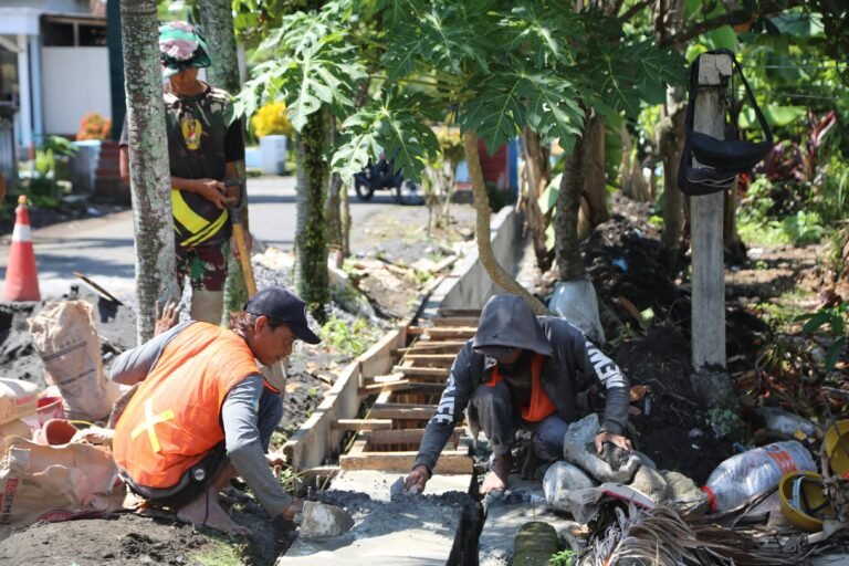 Gotong Royong TNI dan Warga Bangun Drainase: Wujud Nyata Kepedulian untuk Desa Lebakharjo.