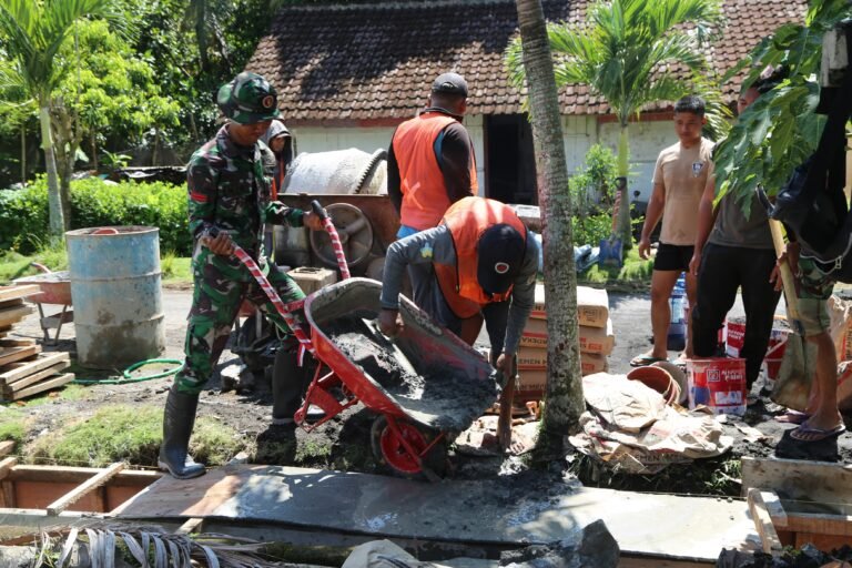 Semangat Kebersamaan TMMD: Pratu Najib dan Warga Dusun Krajan 1B Kompak Bangun Drainase.