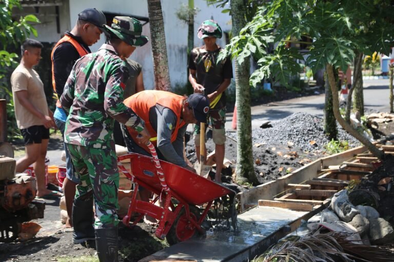 Kekompakan TNI dan Warga Wujudkan Drainase Demi Lingkungan Lebih Baik di Lebakharjo
