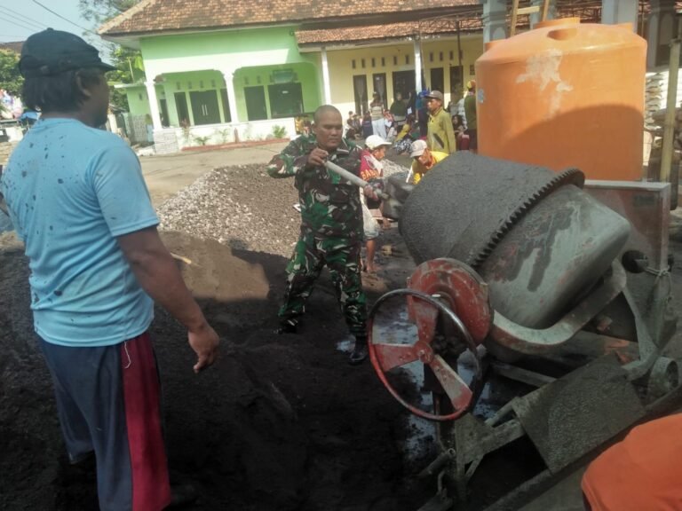 Babinsa Kalidilem Bersama Warga Gotong Royong Renovasi Balai Desa, Wujudkan Fasilitas Pelayanan yang Lebih Layak