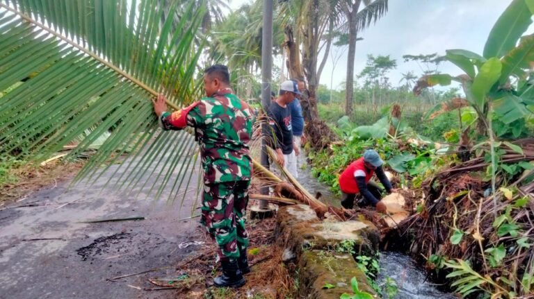 Babinsa Bades Giatkan Gotong Royong, Jalan Lintas Desa Kini Lebih Bersih dan Nyaman