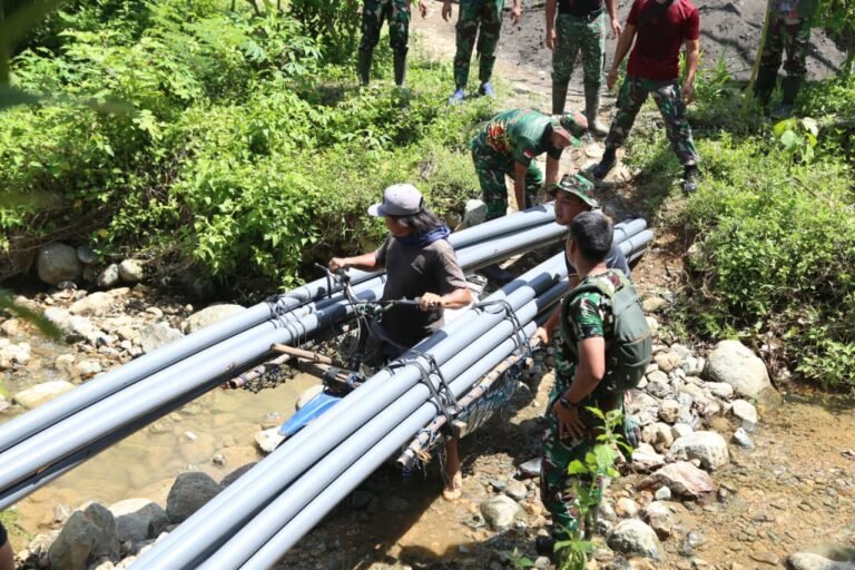 Semangat Gotong Royong Satgas TMMD Wujudkan Kepedulian untuk Warga Desa Lebakharjo