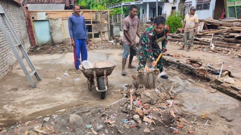 Sinergi TNI-Rakyat, Babinsa Candipuro dan Warga Bersatu dalam Aksi Sosial Peduli Sesama