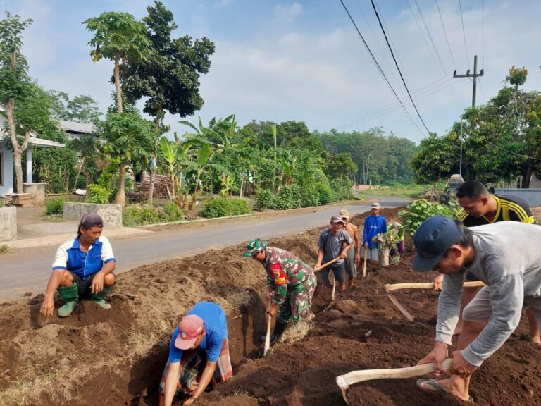 Kolaborasi Babinsa dan Pemerintah Desa Sumberjati, Wujudkan Irigasi Bersih untuk Pertanian Warga
