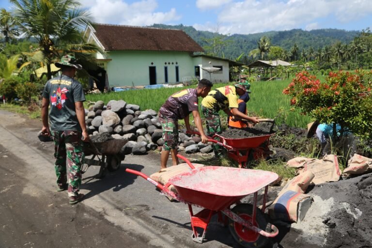 Personel TMMD ke-126 Kebut Pengecoran Drainase di Dusun Krajan 1A, Bukti Kolaborasi TNI dan Warga