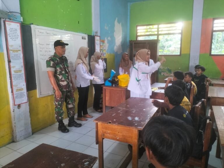 Canda Babinsa Supiturang, Hilangkan Ketegangan Siswa Saat Imunisasi di SDN Supiturang 04