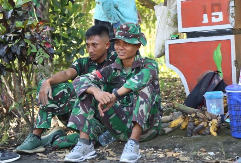 Di Balik Lelah Pengabdian, Prajurit TMMD Tetap Menebar Tawa dan Semangat di Lebakharjo