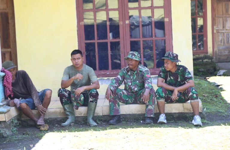 Di Balik Lelah, Ada Tawa: Prajurit TMMD Segarkan Semangat dengan Canda di Tengah Padatnya Pekerjaan