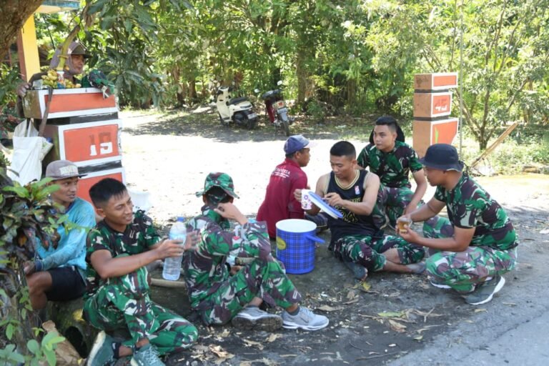 Semangat Kebersamaan Prajurit TMMD Tak Luntur Meski Diterpa Lelah Pekerjaan Berat