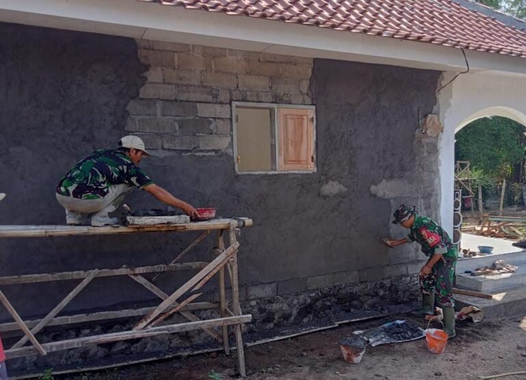 Wujudkan Kepedulian Teritorial, Babinsa Tukum Gotong Royong Bangun Sarana Ibadah