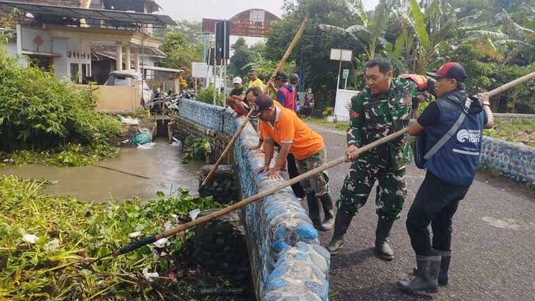 TNI, BPBD Lumajang dan Stakeholder Sidorejo Bergandeng Tangan Lewat Aksi Bersih Kali Basin