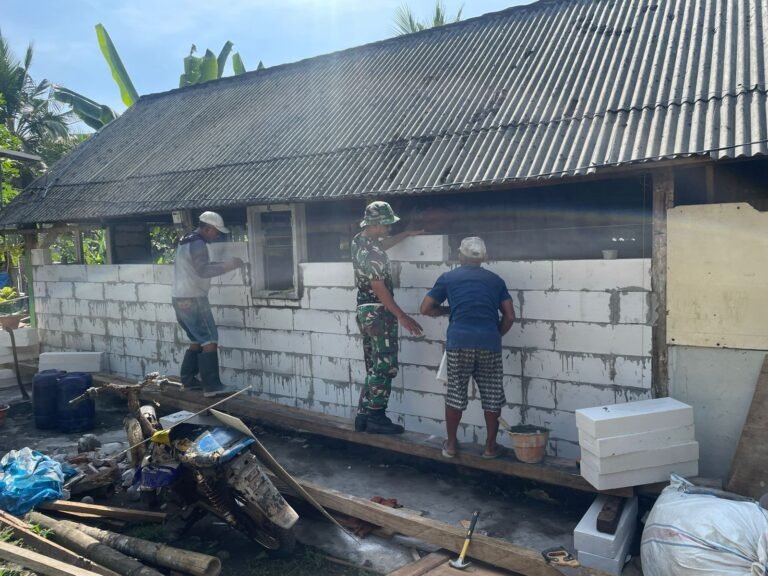 Kemanunggalan Nyata, Prajurit TMMD 126 dan Warga Gotong Royong Bangun Rumah Suari