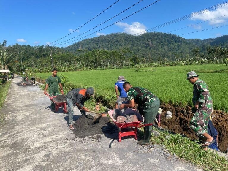 Satgas TMMD 126 Kodim 0818/Malang-Batu Mantapkan Komitmen Bangun Desa Lewat Pengerjaan Drainase di Lebakharjo