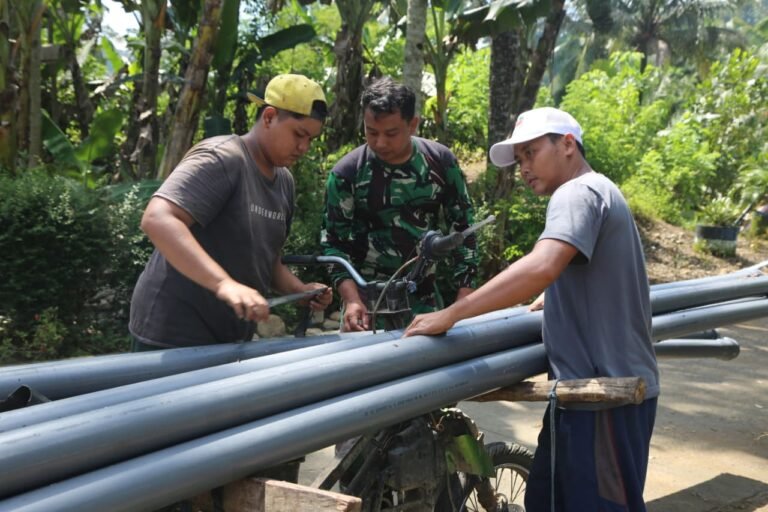 Bahunya Rakyat, Tenaganya Prajurit: Sinergi Satgas TMMD ke-126 Dukung Distribusi Material Pipanisasi di Lebakharjo