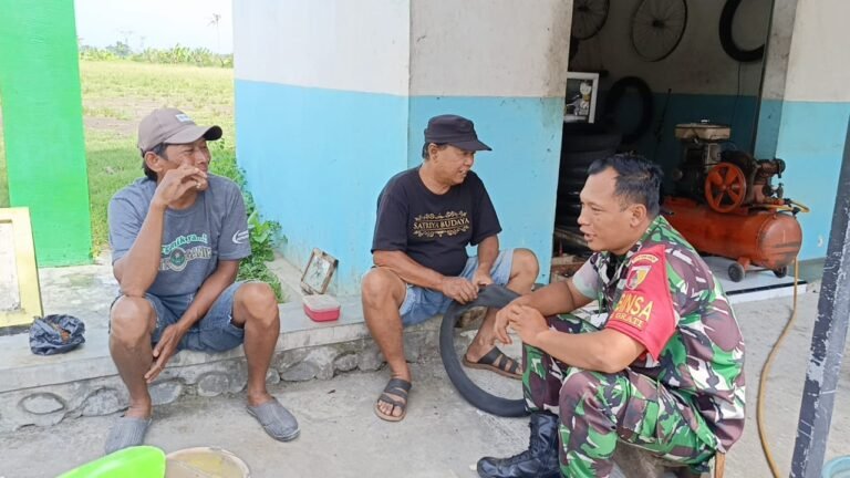Dekatkan Diri dengan Warga, Babinsa Grati Gelar Komsos di Wilayah