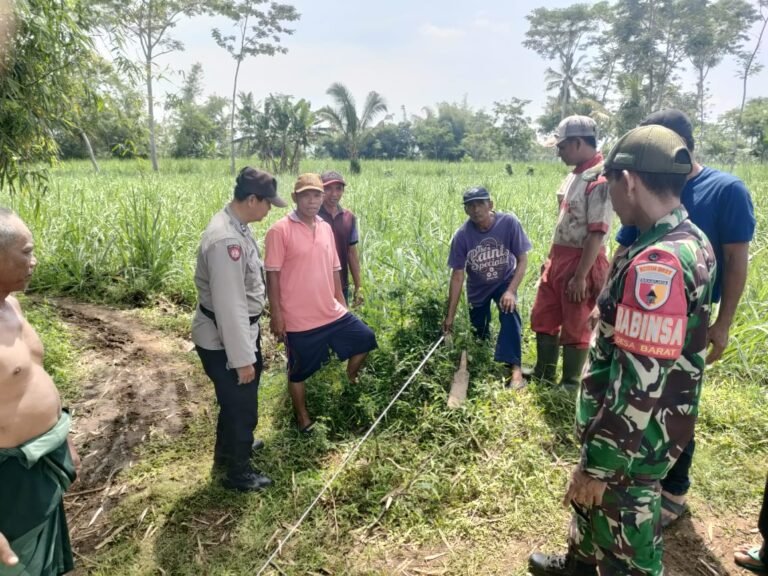 Kompak! Babinsa dan Bhabinkamtibmas Padang Turun Langsung Bantu Pembuatan Patok Pemakaman