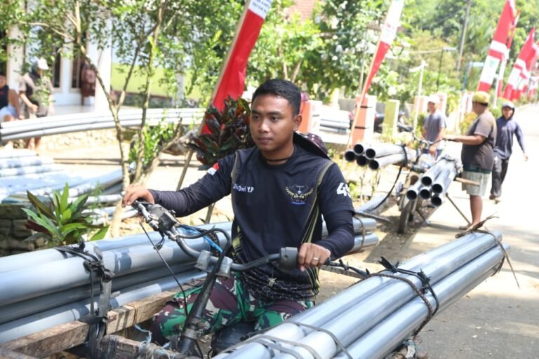 Bahunya Rakyat, Tenaganya Prajurit: Bersama Dukung Material Pipanisasi ke Lokasi TMMD ke-126